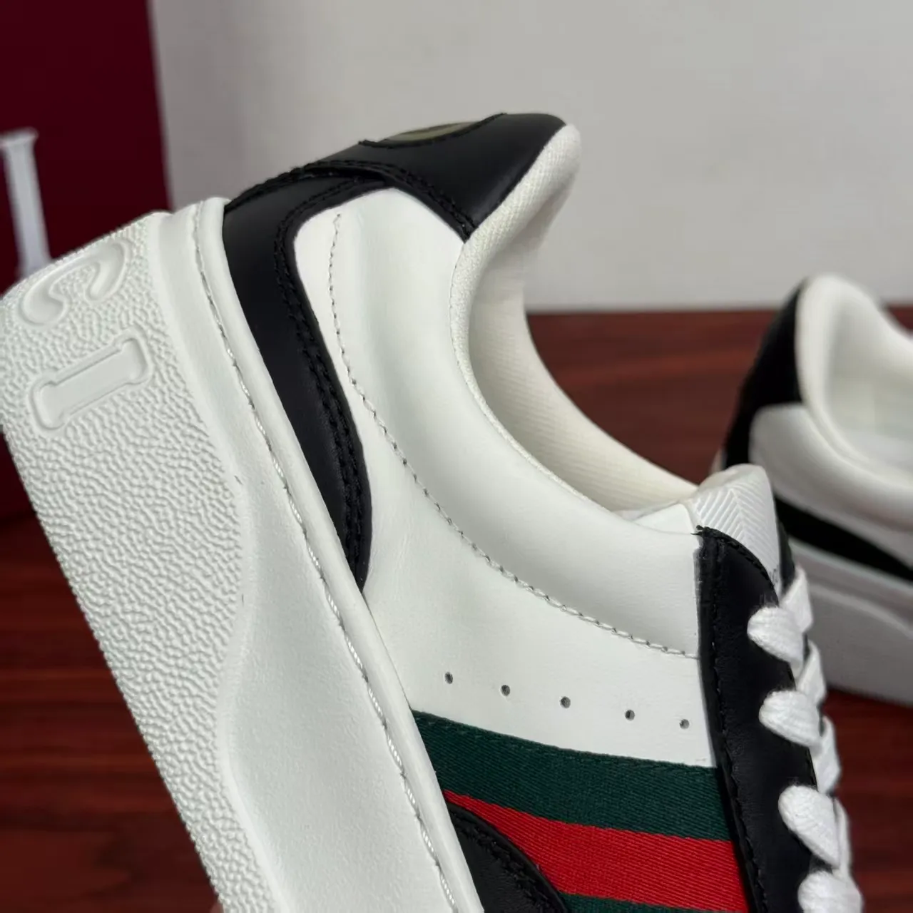 P420 new men's shoes GUCCI [Lightning] latest shoes are shipped. Original quality, fashionable, special materials, inner mesh, brand new packaging. The foot feels super comfortable and the workmanship is impeccable. Size: 38-45